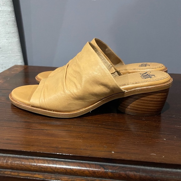NWOT Sofft leather heeled slides caramel color beautiful leather - Picture 4 of 8